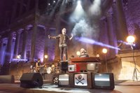 Más de 3.000 fans se suben a la Montaña Rusa de Dani Martín en el Teatro Romano de Mérida