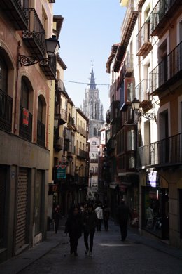 Calle de toledo, Torre de la catedral, Personas paseando, Calle Ancha