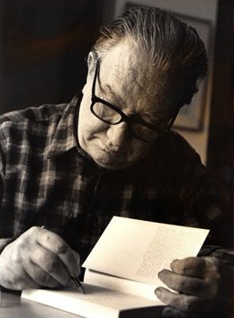 Joan Brossa en el seu estudi