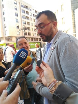 Adrián Barbón atiende a los medios de comunicación.