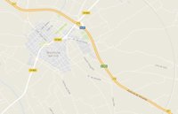 Rescatan al conductor de un trailer atrapado en la cabina sobre un terraplén