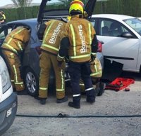 Un coche sale despedido contra tres aparcados tras recibir un golpe de un vehículo de alquiler