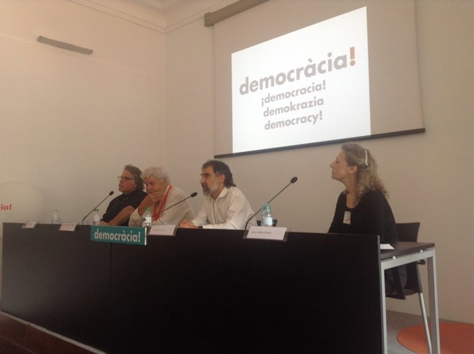 J.Cuixart (Òmnium) en la presentació d'un manifest a favor de l'-O
