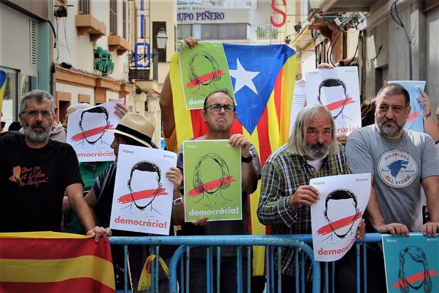 Mnifestantes contra la actuación del Gobierno central en Cataluña