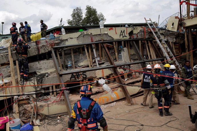 Equipos de rescate tras el terremoto en Ciudad de México
