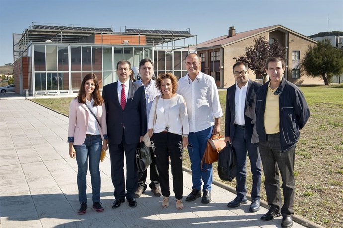 Los miembros de la delegación turca con responsables de FP en Imárcoain.