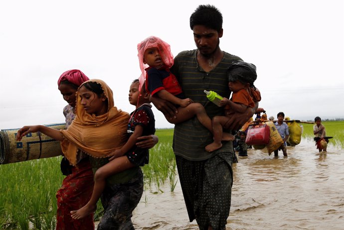 Familias rohingya llegan como refugiadas a Bangladesh