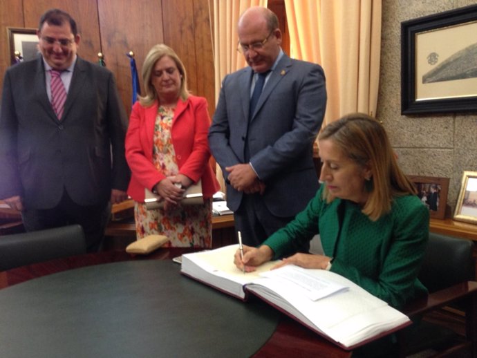 Ana Pastor firma en el libro de honor del Ayuntamiento de Jaén