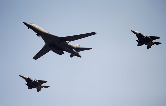 Bombardero estadounidense B-1B con sus escoltas