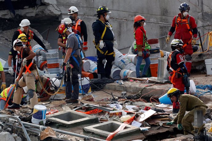 Equipos de rescate tras el terremoto en México