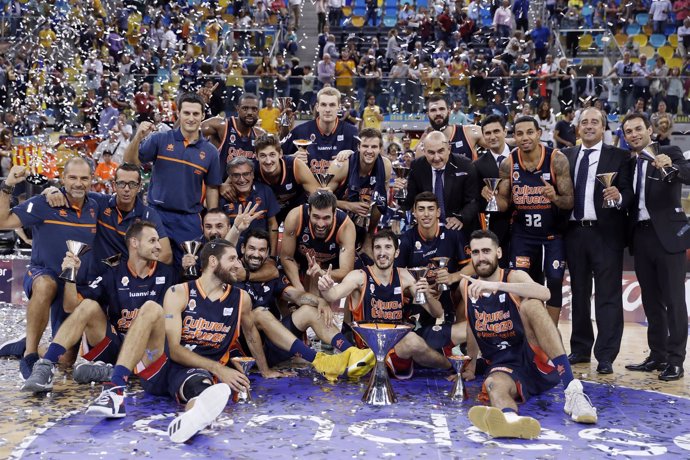 El Valencia Basket celebra el título de la Supercopa