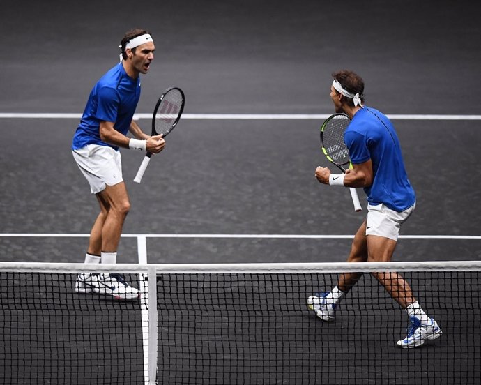 Federer y Nadal celebran un punto