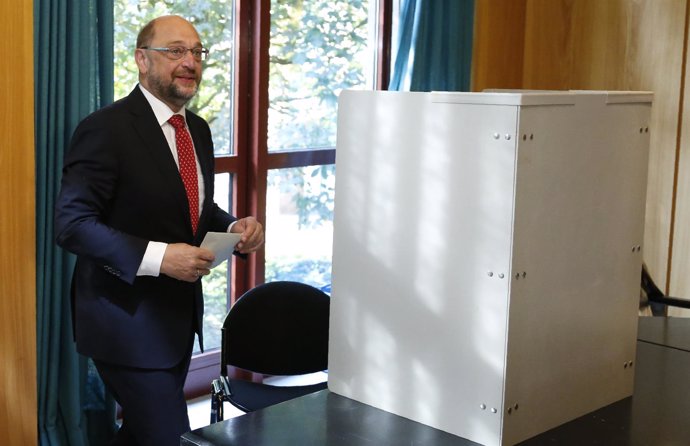 El líder del SPD, Martin Schulz, vota en las parlamentarias alemanas