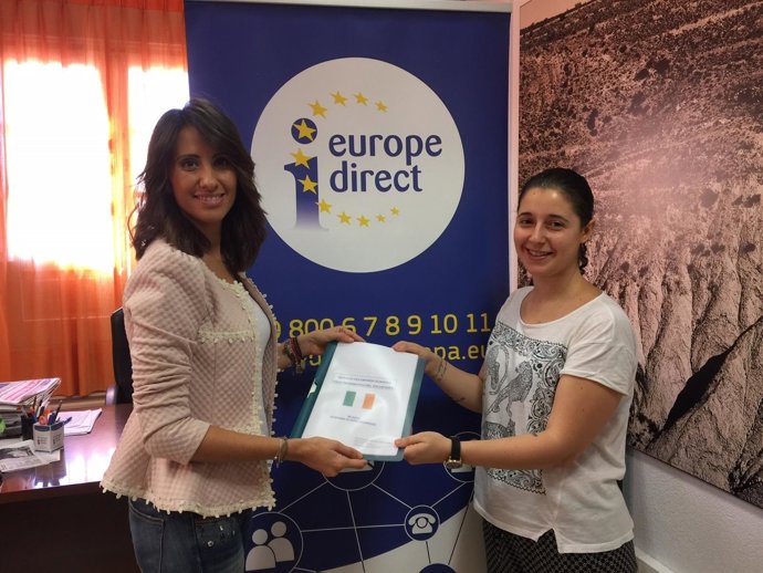 La diputada Carmen Belén López y la voluntaria, Estefanía Morales.