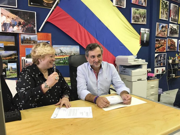 El diputado Ángel Escobar ha entregado la ayuda a Yaddy González.