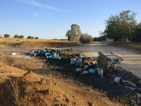Ecologistas denuncia un vertido de pinturas en un paraje de Alcalá de Guadaíra (Sevilla)