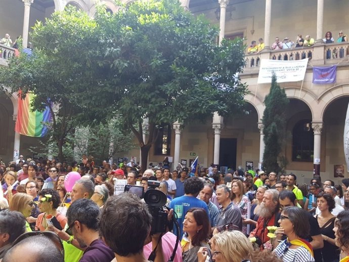 Pati de la UB, on han arribat paperetes de el 1-O per repartir