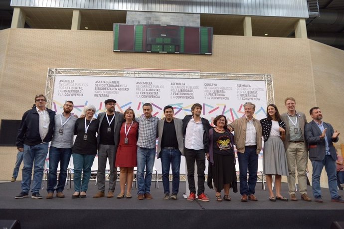 Alcaldes en la asamblea pro referéndum en Zaragoza