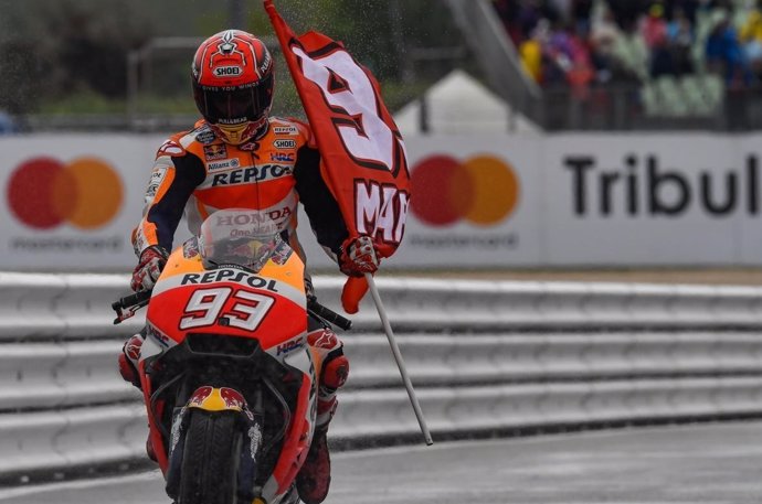 Marc Márquez bandera MotoGP