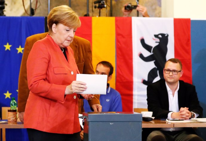 Angela Merkel vota en las legislativas alemanas
