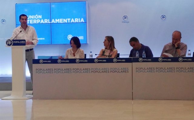 Juanma Moreno en la Interparlamentaria del PP de Málaga