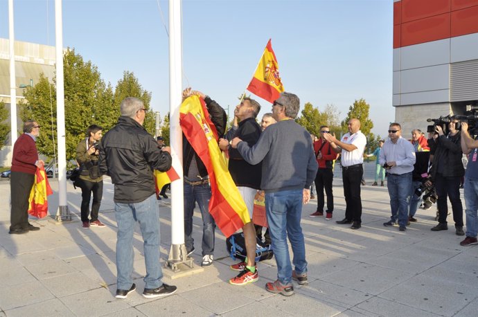 Manifestantes en la puerta del pabellón Siglo XXI.