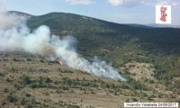 Cinco medios aéreos y 60 bomberos trabajan en un incendio de matorral cerca del Penyagolosa