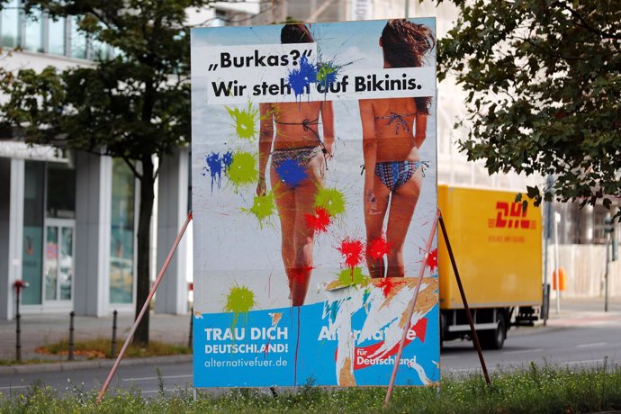 Un cartel de AfD con el lema "¿Burka? ¡Nos gustan los bikinis!"