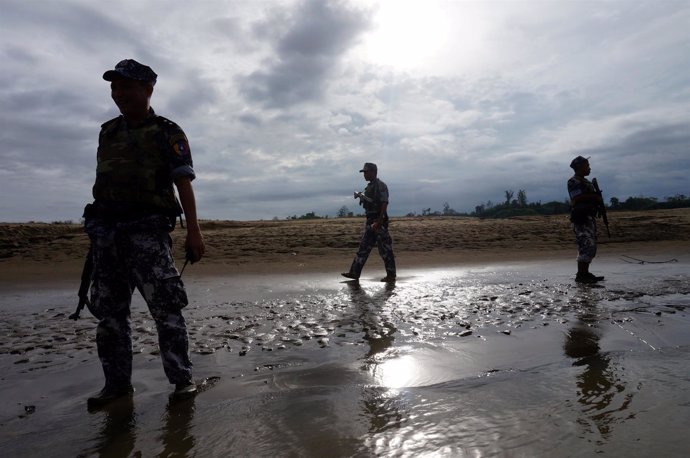 Soldados en Rajine, Birmania