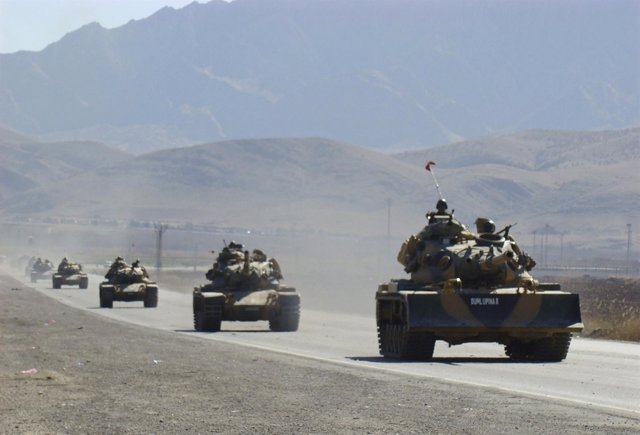 Carros de combate del Ejército turco de patrulla en el Kurdistán turco