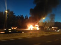Aparatoso incendio de un autobús interurbano en el bus VAO de la A-6 sin heridos