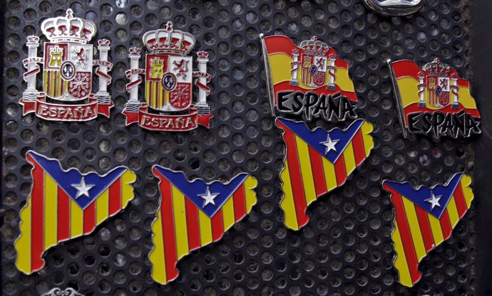 España y cataluña, españoles, catalanes, pin, banderas, estelada
