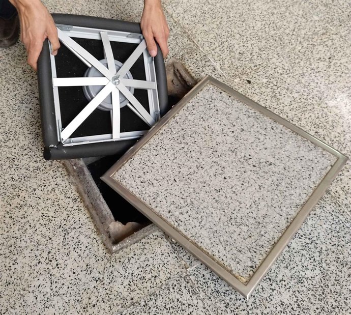 Patentan una tapa elástica que evita el escape de gases y malos olores de pozos