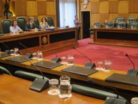 El alcalde de Zaragoza tilda de "incomprensible" la situación generada al abandonar la sesión toda la oposición