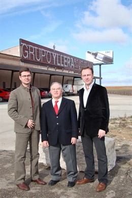 Miembros de la empresa Yllera en la bodega                           