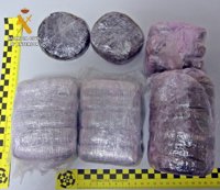 Detenidos dos vecinos de Jaraíz de la Vera cuando circulaban a la altura de Mérida con 2,2 kilos de hachís