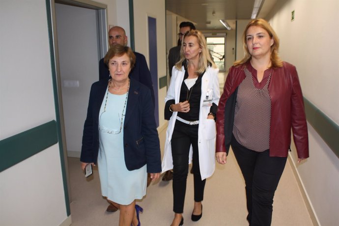 La consejera y la delegada de la Junta visitan a los afectados en el hospital