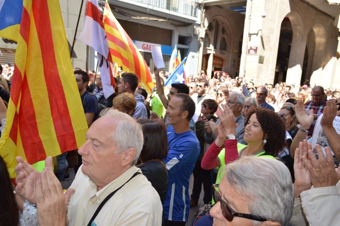 Dos Mil Personas Protestan En Lleida Por La Operación Del Referéndum De La Guard