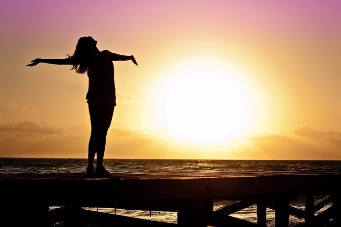 Mujer en la playa, felicidad