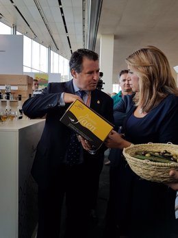 Pedro Bruno recibe a Susana Díaz en el estand de Jaén en Andalucía Sabor.