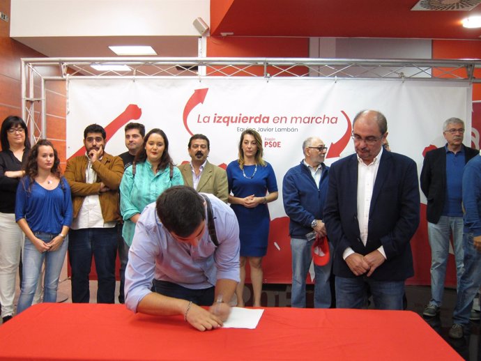 Lambán y un grupo de militantes han firmado este contrato en la sede del PSOE