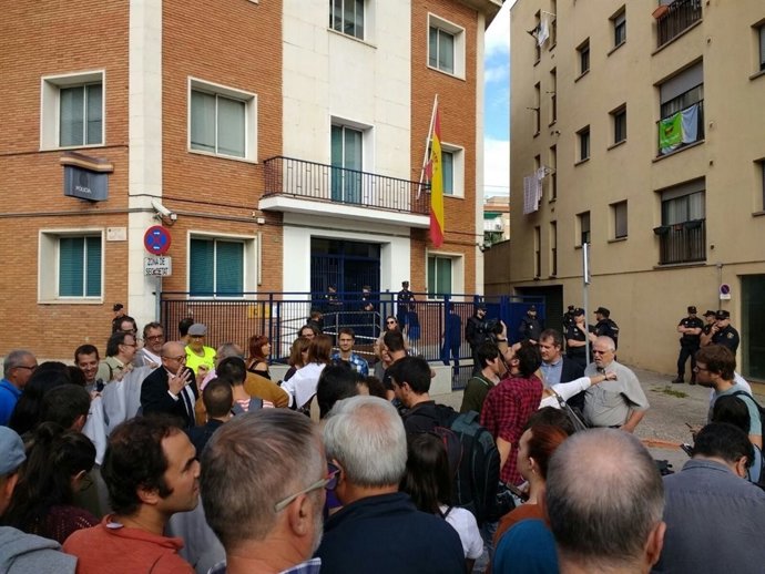 Concentració per recolzar a dues clonadores de la web del referèndum