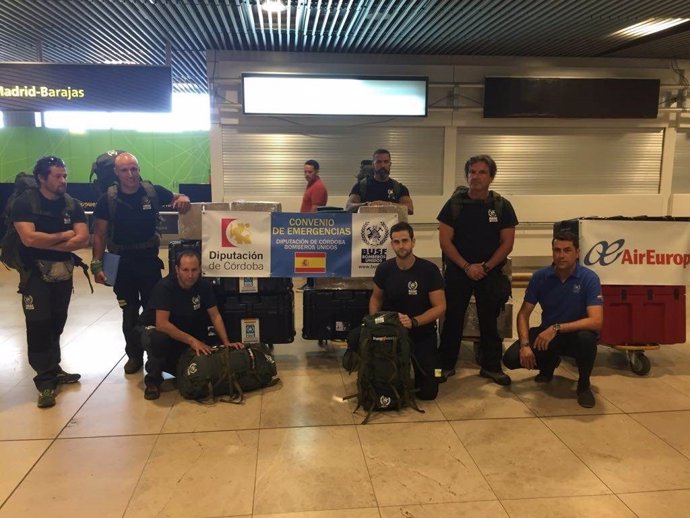 Foto Bomberos De Bush En Aeropuerto Antes De La Partida Hacia República Dominica