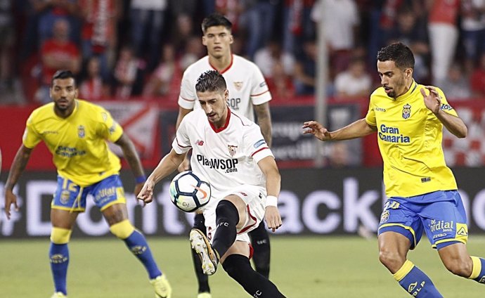 Escudero controla el balón ante dos jugadores de la UD Las Palmas