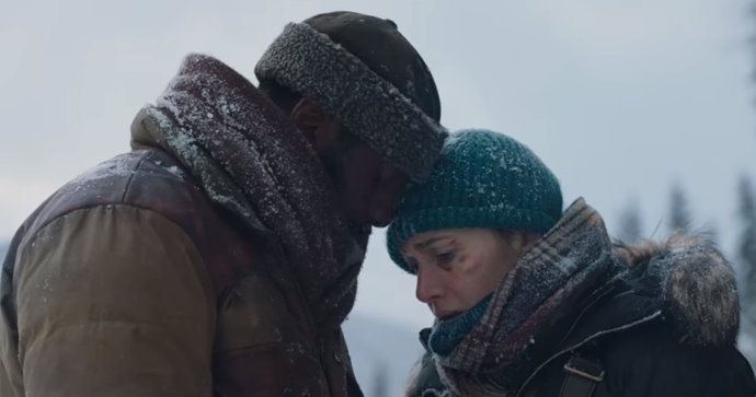 Kate Winslet e Idris Elba en 'La montaña entre nosotros'