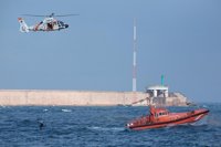 Rescatados ocho varones de una patera a la deriva en aguas del Estrecho y trasladados a Tarifa (Cádiz)