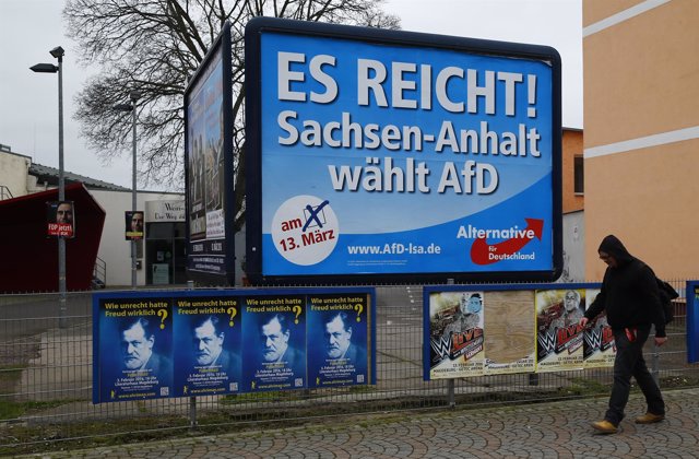 Cartel con el lema "¡Basta! Sajonia-Anhalt vota AfD"