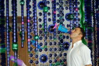 La exposición 'El pescador de botellas' del artista Arsenio Rodríguez llega a la antigua lonja de Barbate (Cádiz)