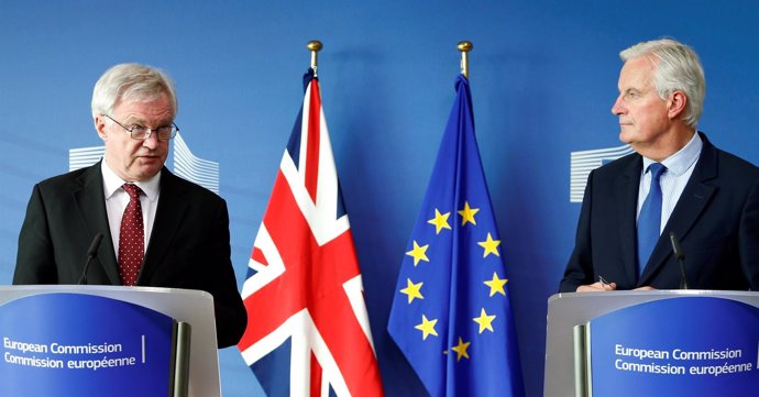 David Davis y Michel Barnier en Bruselas