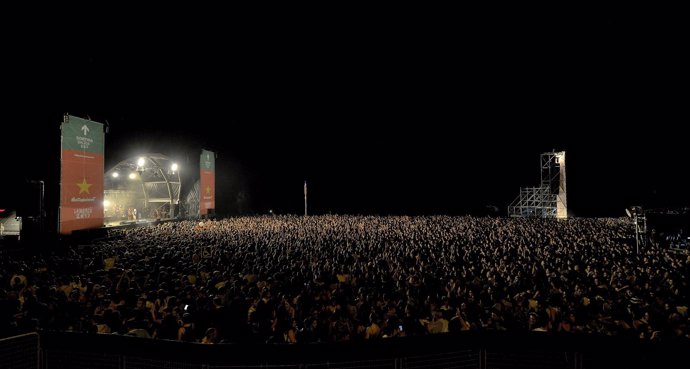 Escenario de Estrella Damm en la playa del Bogatell de Barcelona